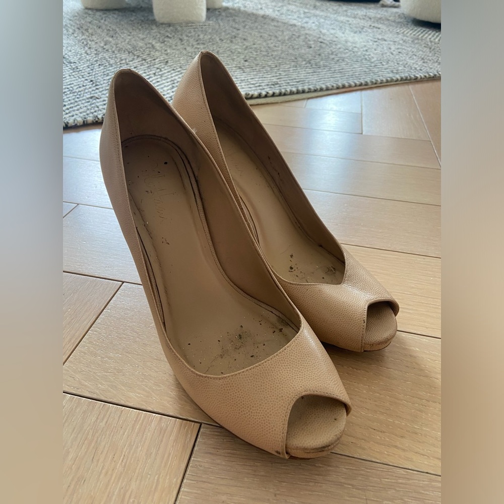 Well loved Cole Haan 3” Nude pumps. Made of leather with Nike Air technology.